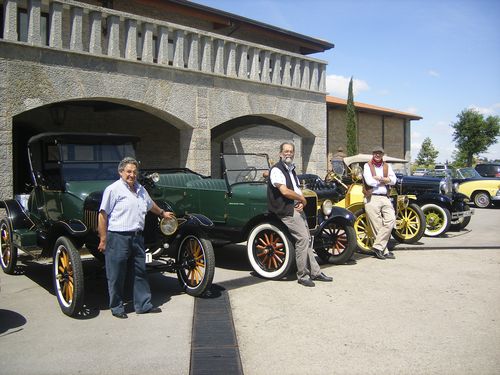 Socios fundadores junto a sus Ford T y Ford A, en el patio de la bodega riojana sede del acto