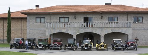 Los Ford T y Ford A frente al edificio de la bodega
