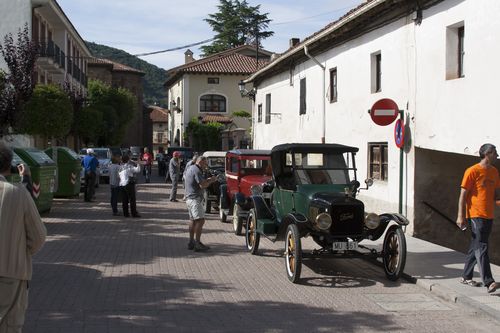 La caravana, a su paso por un pueblo riojano
