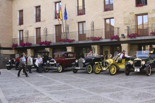 Los autos frente a un Parador de Turismo, con las banderas de La Rioja, España y la Unión Europea