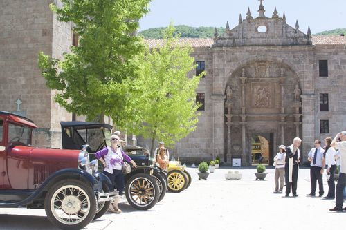 Los autos frente al Monasterio de Yuso, en San Millán de la Cogolla