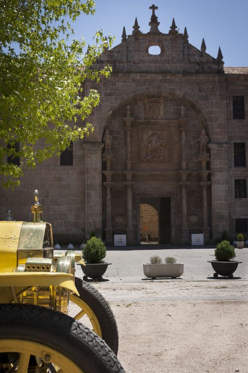 Uno de los autos participantes, frente a la fachada del monasterio