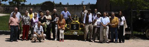 Foto grupal de los socios, junto a uno de los Ford T