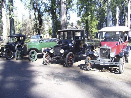 Ford T reunidos en un parque de Salto, la víspera de la fundación del Club
