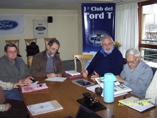 Firma de la documentación fundacional, bajo el banner del Primer Club del Ford T de Argentina