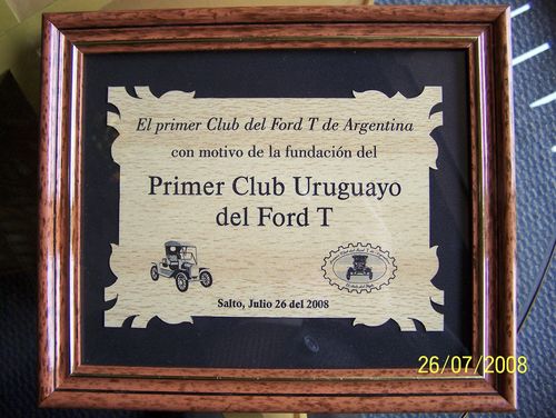 La placa que el Primer Club del Ford T de Argentina entregó con motivo de la fundación del Primer Club Uruguayo del Ford T, en Salto, el 26 de julio de 2008