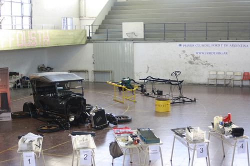 El gimnasio de la escuela, listo: el chasis, el motor y las mesas de los cuatro equipos