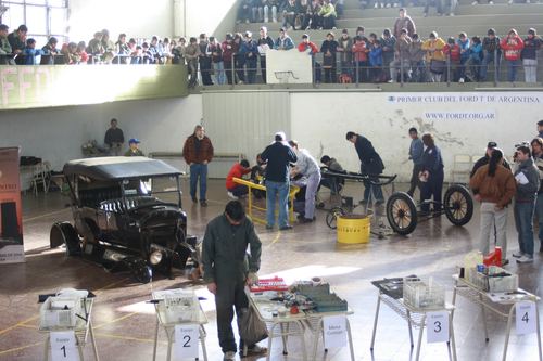 Los equipos empiezan a trabajar, con las tribunas colmadas de estudiantes