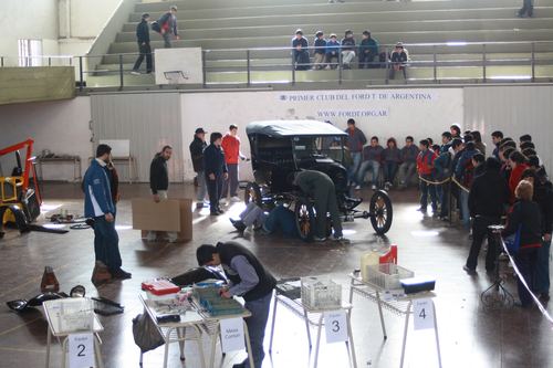 Ajustando los últimos detalles, con el público mirando de cerca