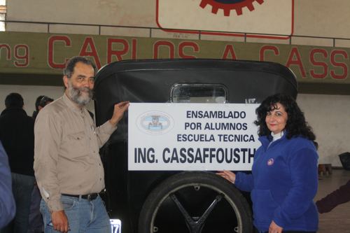 El cartel de cierre: "Ensamblado por alumnos, Escuela Técnica Ing. Cassaffousth"