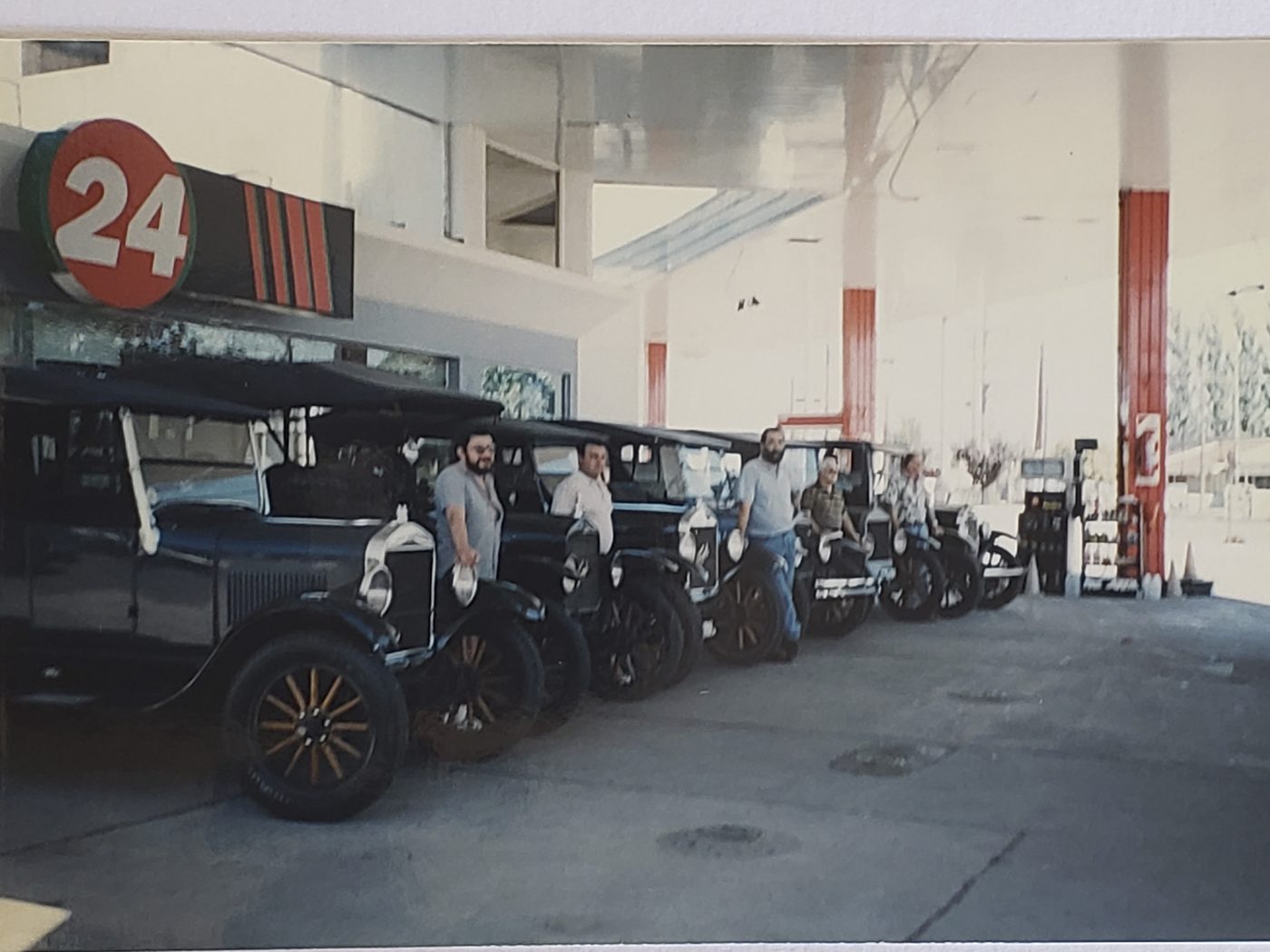 Ford T concentrados en una estación de servicio, en los primeros años del Club