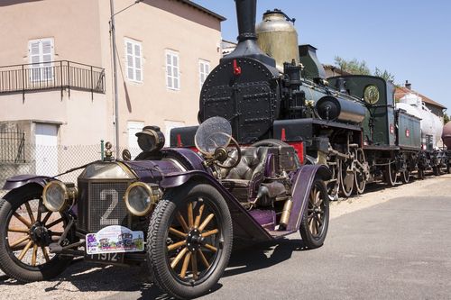 Un Ford T participante, con la placa oficial de la 14e Concentration Internationale de Ford T, junto a una locomotora a vapor