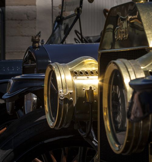 Detalle de los faros y el radiador de bronce de uno de los T franceses