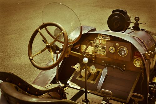 El tablero de instrumentos de un Ford T Speedster, con placas de anteriores concentraciones