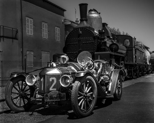 Otro de los T de la Concentración, junto a la misma locomotora histórica