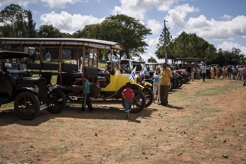 Exposición de Ford T, con banderas de los países participantes