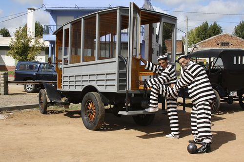 El infaltable humor del Encuentro: dos "presos" suben al furgón construido sobre un chasis Ford T