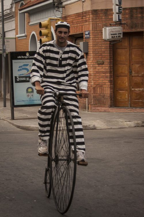 Otro de los disfraces del Encuentro, en velocípedo por las calles de Melo