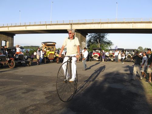 Recorrido en velocípedo junto a los Ford T estacionados bajo el puente de la rambla
