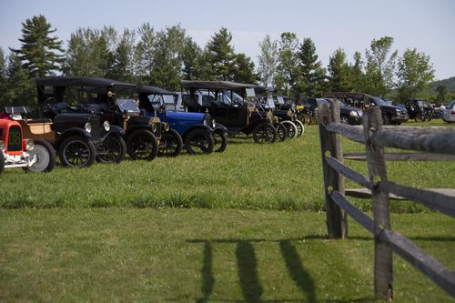 Ford T estacionados en un campo, durante una de las paradas del Tour