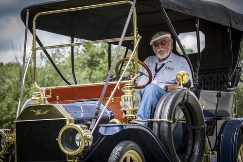 Un socio al volante de su Ford T, con la insignia del M.T.F.C.A. Blue/Grey Chapter