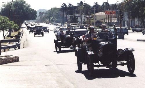 La caravana de Ford T por las calles de Villa Carlos Paz