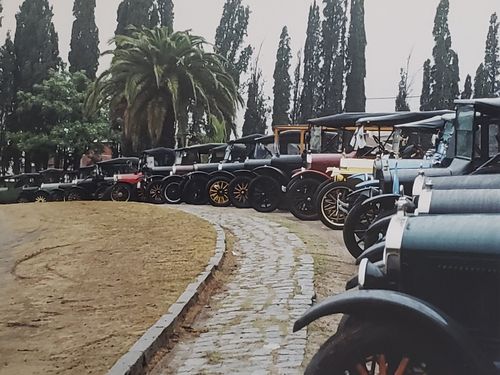 Los Ford T estacionados en la Estancia Jesuítica de Alta Gracia
