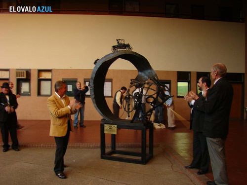 Descubrimiento de la escultura alegórica a los 100 años del Ford T