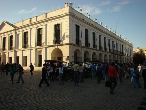 Los T frente al edificio del Cabildo, en el centro histórico de Córdoba
