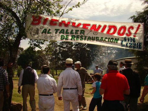 Bienvenida a los participantes en el taller de restauración Tin Lizzie