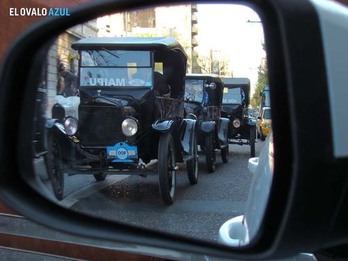 La Caravana Centenario, vista en el espejo retrovisor de uno de los T
