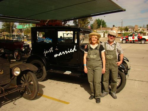 Un Ford T ambientado como "recién casados", con dos socios caracterizados