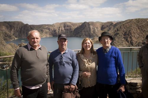 Con el lago Los Reyunos de fondo, durante una de las paradas del recorrido