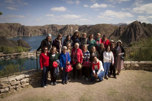 Las socias, con el lago Los Reyunos de telón de fondo