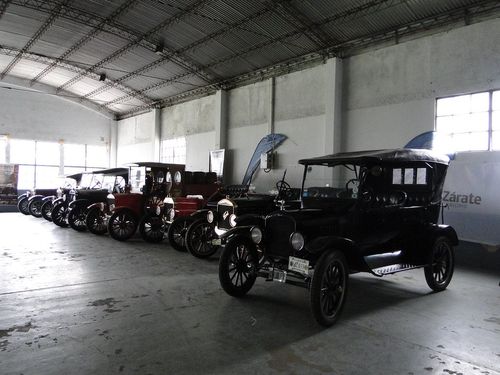 Ford T guardados en un galpón, antes de la exposición