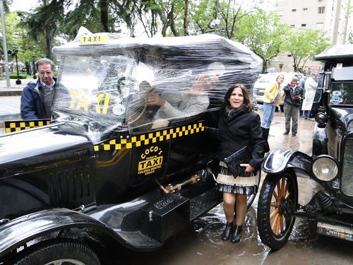 Uno de los T ambientado como taxi, protegido de la lluvia con nylon