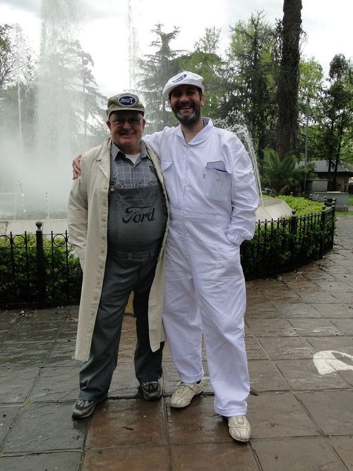 Participantes caracterizados como obreros de la fábrica Ford, junto a la fuente de la plaza