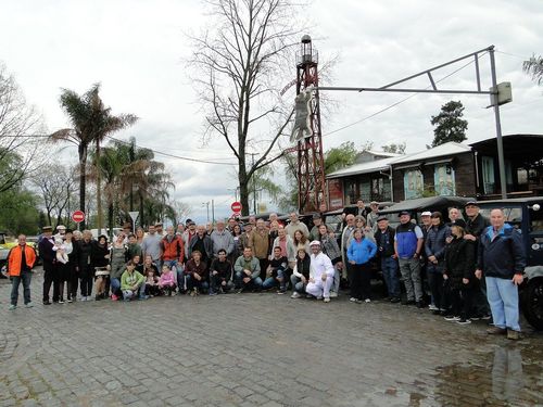 Foto grupal junto a la torre del antiguo Mercado de Frutos