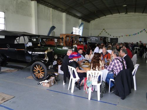Almuerzo de camaradería, en el galpón donde se guardaron los T