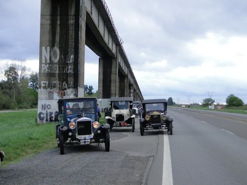 La caravana, al pasar bajo un puente