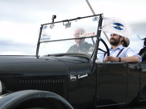 "El Caminante", el Touring de Daniel Bollo, con la banderola del Encuentro