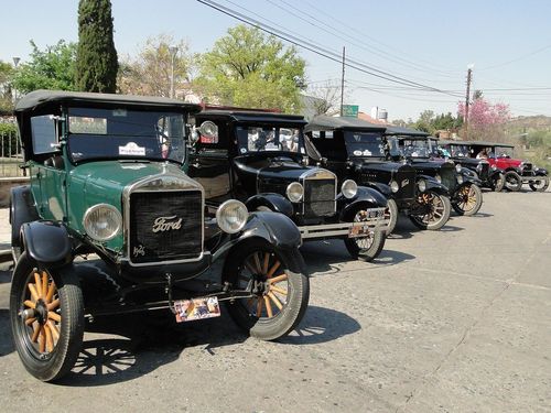 Ford T expuestos en la vía pública, durante el XXIII Encuentro