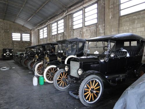 Ford T guardados en un galpón, antes de la exposición