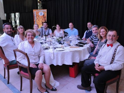 Cena de camaradería, con el banner del XXIII Encuentro de fondo