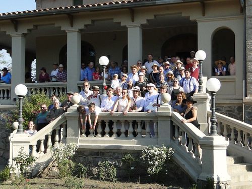 Otra foto grupal, en la escalinata de otro de los edificios visitados