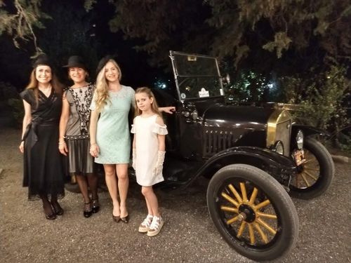 Vestidas de época para la cena de gala, junto a uno de los T