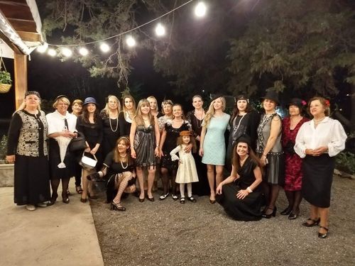 El grupo de mujeres vestidas de época, en la cena de gala nocturna