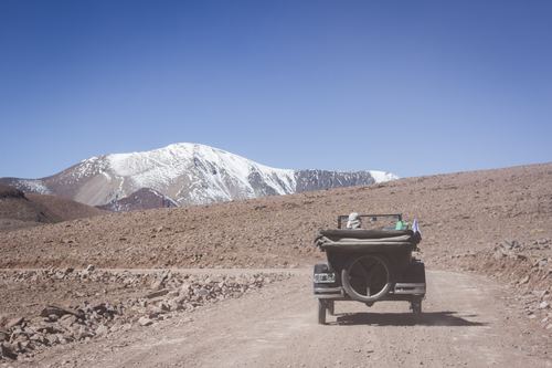 Ascenso por el camino de ripio, con el nevado del Acay al fondo