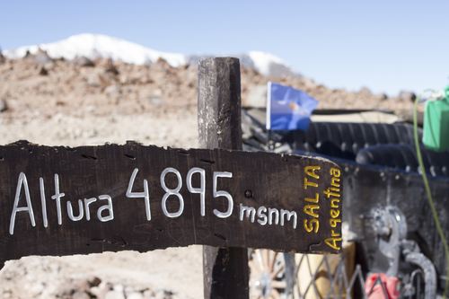 Detalle del cartel: Altura 4895 msnm