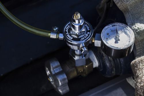 Regulador y manómetro del sistema de oxígeno suplementario, instalado para compensar el aire enrarecido en las subidas